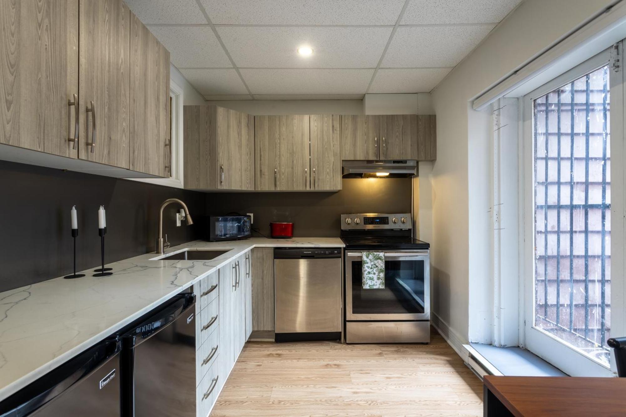 Chic Dt Mtl With Rooftop, Bbq And Jacuzzi Apartment *